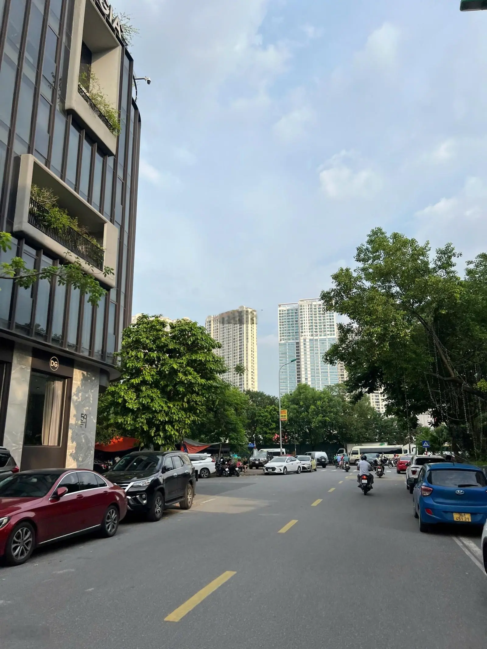 CC bán tòa nhà văn phòng trung tâm Quận Cầu Giấy, đang cho thuê 389,6tr/th. Lô góc.S270m2 MT20m, 8T