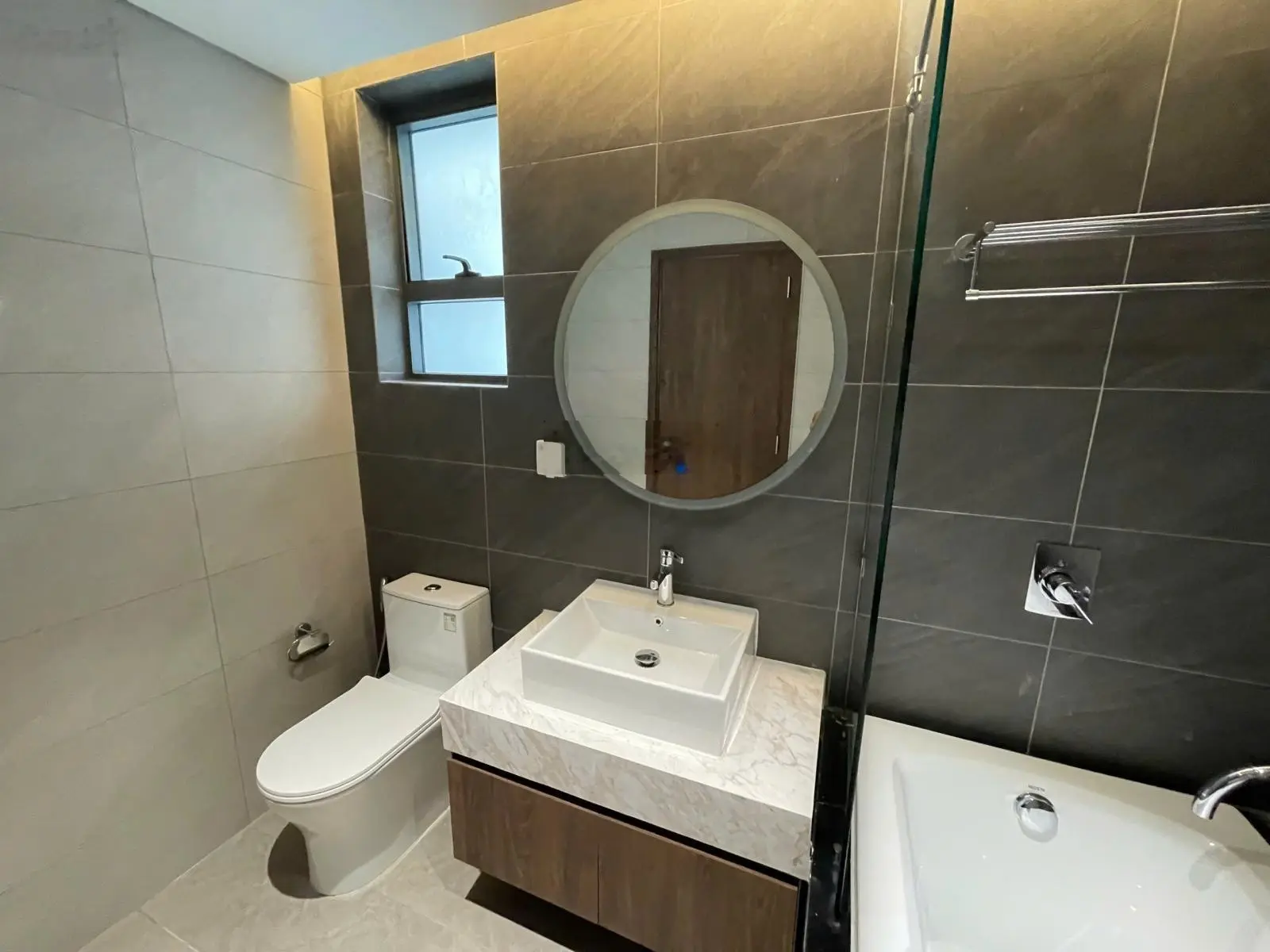 Bán căn 2PN 96m2 Diamond Brilliant, view hồ bơi clubhouse, giá 5.6 tỷ bao hết, NTCB, tầng đẹp