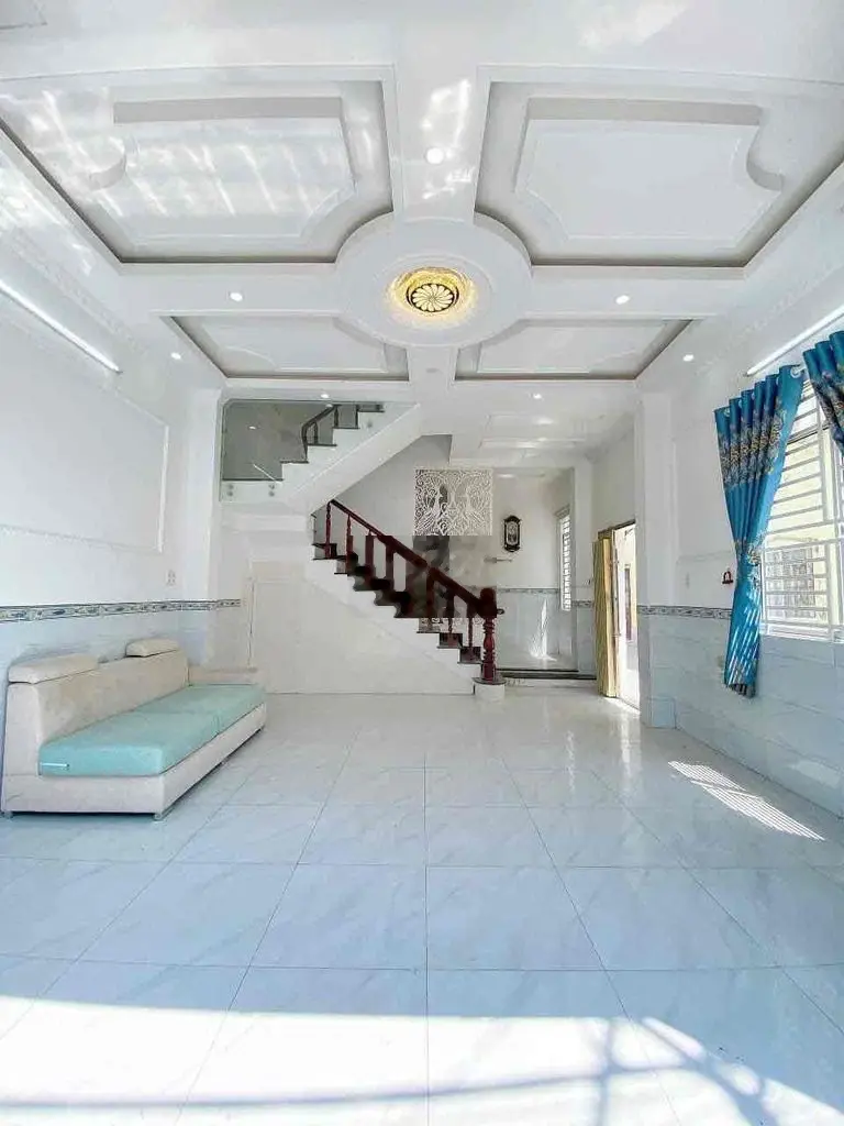 Nhà góc 2 Mặt tiền - Xe hơi đậu trước nhà đường CMT8