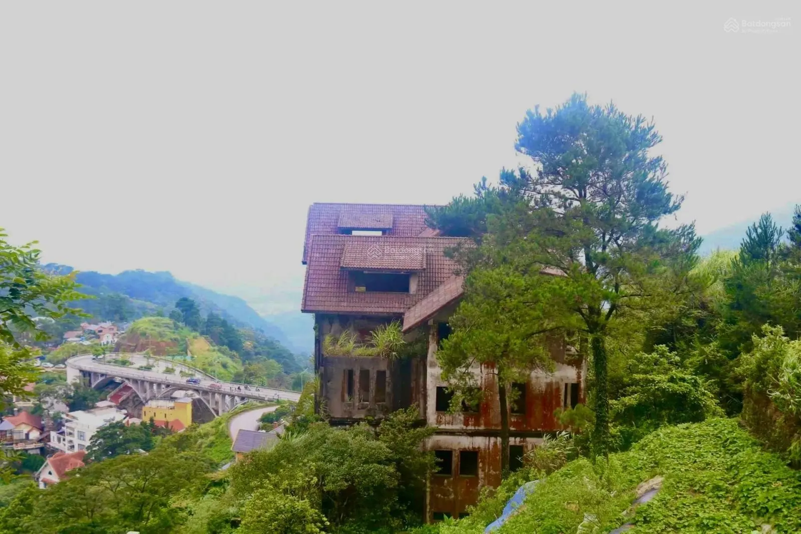 Gia đình tôi bán 7200m2 đất có suối trung tâm thị trấn Tam Đảo mặt đường 2B tặng 2 biệt thự 5 tầng