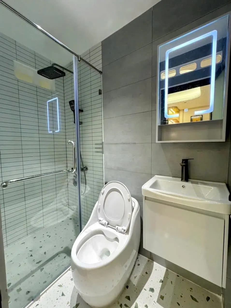 Tôi đi định cư cần bán nhà Phùng Hưng - Q5, gần chợ Phùng Hưng. 2tỷ880/70,8m2 đang cho thuê 18triệu