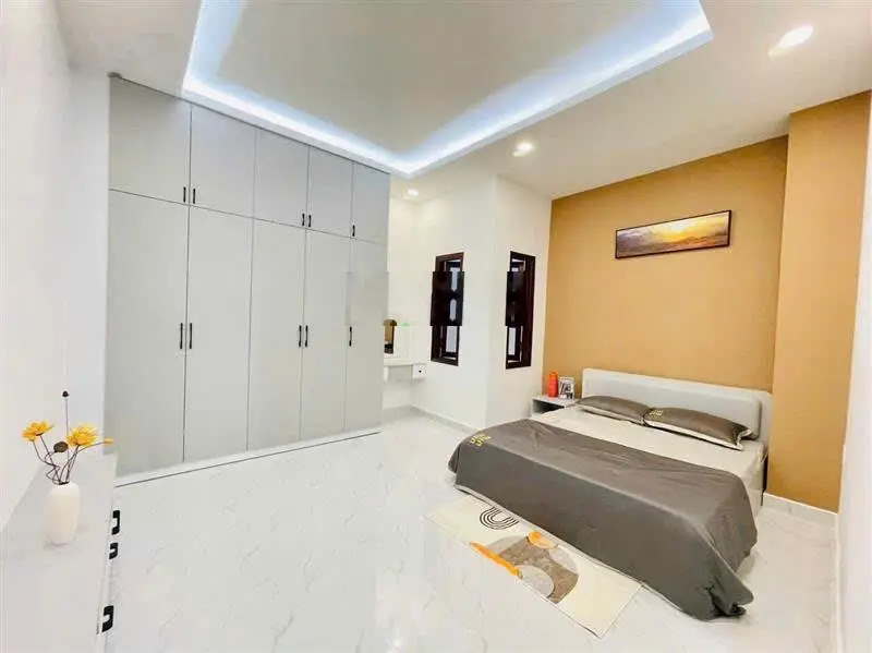 Nhà gần sát bv ung bướu cơ sở 2, dt 72m2 có 2 lầu 1 sân thượng chủ đang cần tiền bán liền sổ sẵn