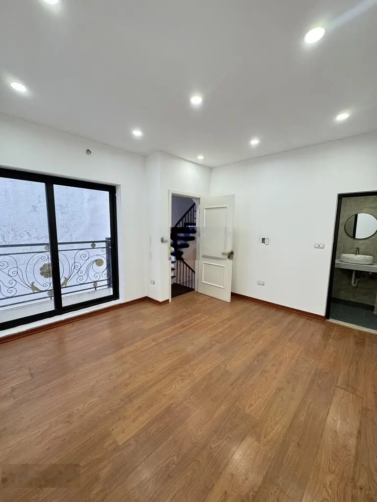 Bán nhà Nghi Tàm - ngay sát cầu Tứ Liên - nhà xây mới keng - cách ô tô 30m