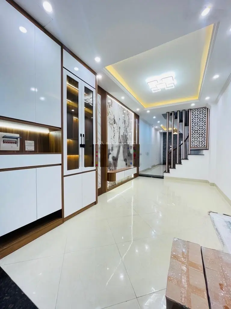 Bán nhà Trần Quốc Hoàn, 42m2, 5 tầng, phân lô, vỉa hè, ôtô tránh, 13,4 tỷ