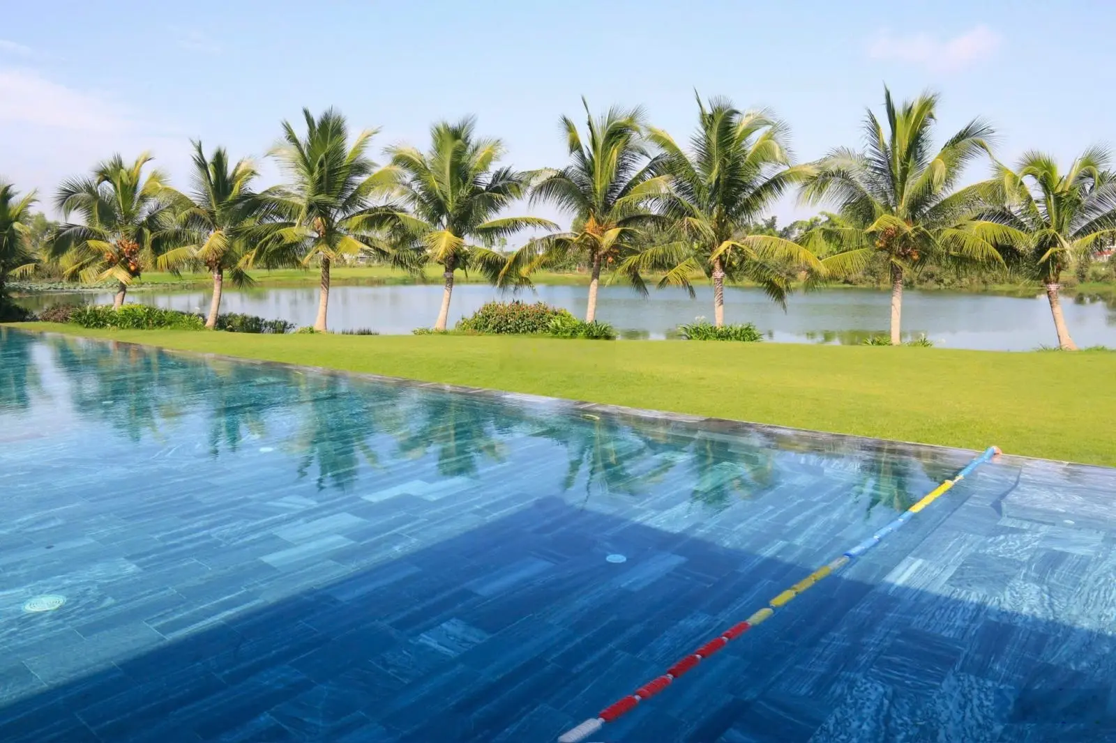 Bán gấp biệt thự đối diện công viên lớn. Diện tích: 6*15m. Giá rẻ, Lh: 0902.396.003