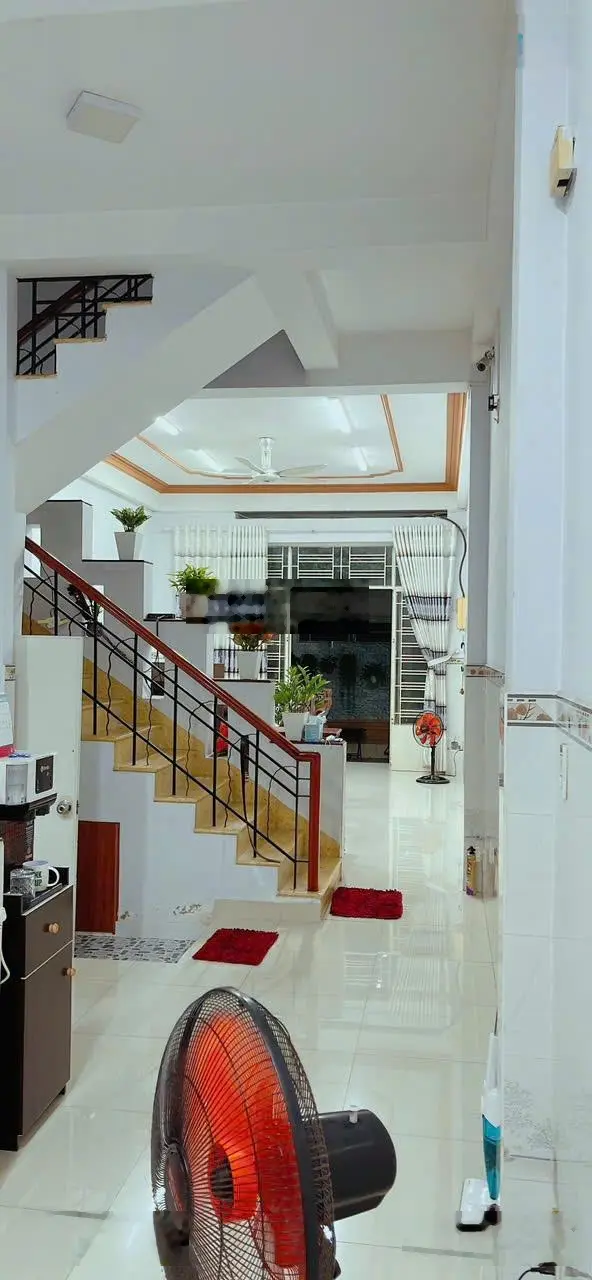 Chỉ 8 tỷ - Nhà mới 3 tầng 4.5x17m vào ở ngay chợ Hoàng Hoa Thám P13 QTB -20m ra Mặt tiền, sát ga T3