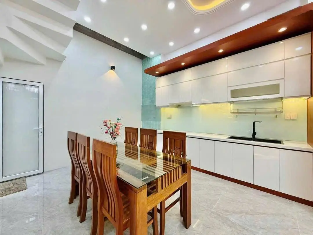 Tôi bán nhà mặt đường 1Trệt - 3lầu - 4pn - 5wc, giá 3tỷ420, trên đường Hoa Lan - P.2 - Q.Phú Nhuận
