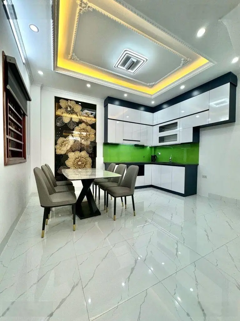 Ngã tư Đại La, gần mặt phố, vỉa hè, ô tô tránh, 42,6 m2, 5T, nhà mới chỉ 6 tỷ