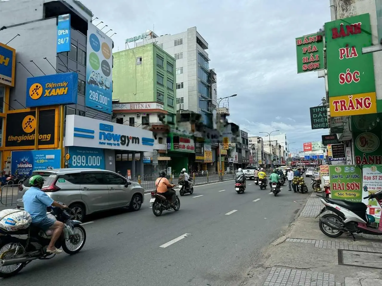 Bán mặt tiền Phan Đăng Lưu, Phú Nhuận. DT: 8.8x30m (nở Hậu 10 M). Gần Phan Xích Long