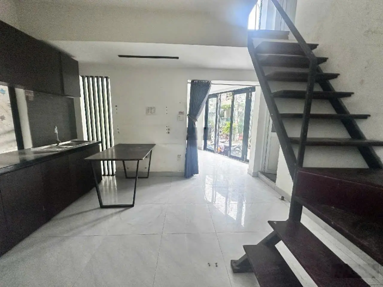 2 tỷ 600 triệu - nhà 2 tầng - ô tô để trước nhà- duy nhất 1 căn mặt phố lê văn an.