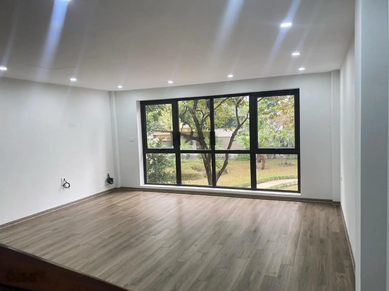 Siêu phẩm phố trạm long biên. vị trí kim cương sát đường cổ linh, cầu vĩnh tuy chủ nhiệt b,,án
