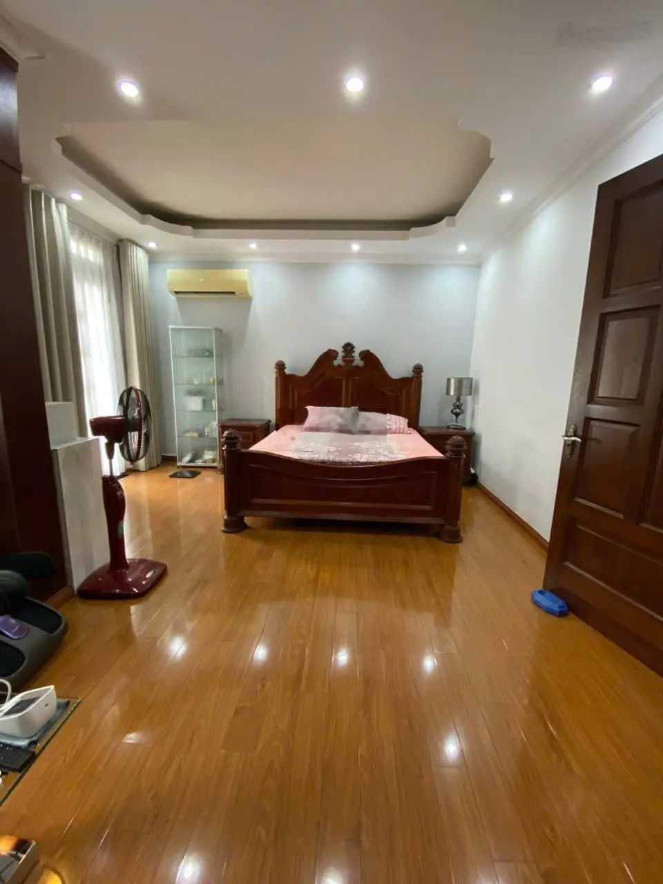 Quận 11, nhà mặt tiền đường Cư Xá Lữ Gia, diện tích lớn, có sẵn thang máy, có gara xe hơi riêng