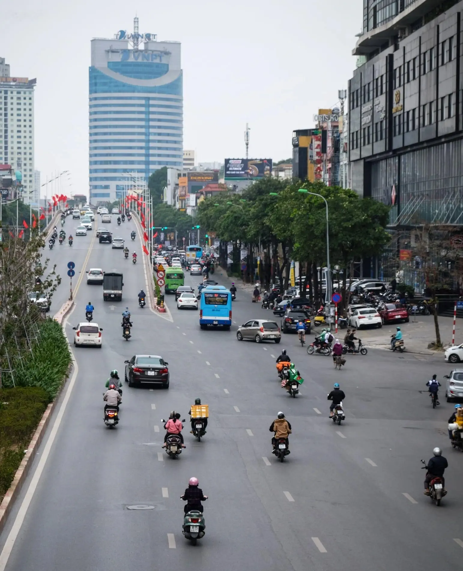 Mặt phố Trần Duy Hưng, Cầu Giấy, nhà 8 tầng, 100m2. Mặt tiền kinh doanh, vỉa hè rộng
