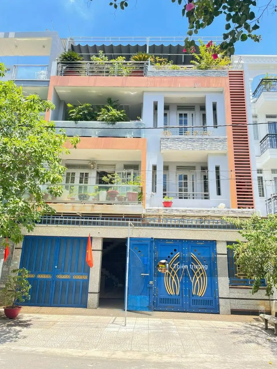 Cần bán nhà MT Đường DC11, P. Sơn Kỳ. DT 10x20m 3 lầu trống, giá 23.3tỷ thương lượng nhẹ