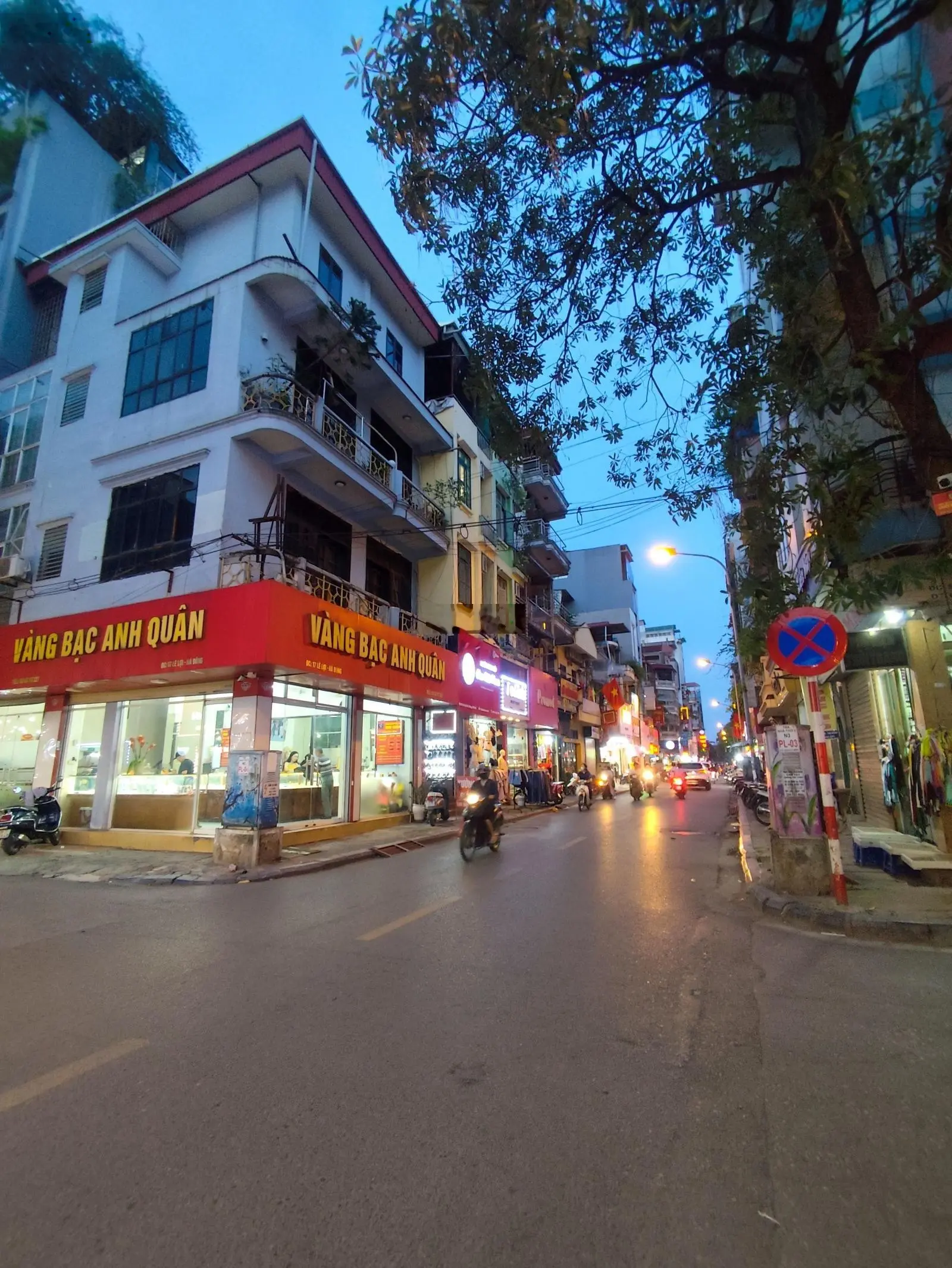 Nhà Mặt Phố Hoàng Hoa Thám, Khu Phố Cổ KD Sầm Uất, 80m2x4T, Rộng 5m. Giá 17.4tỷ