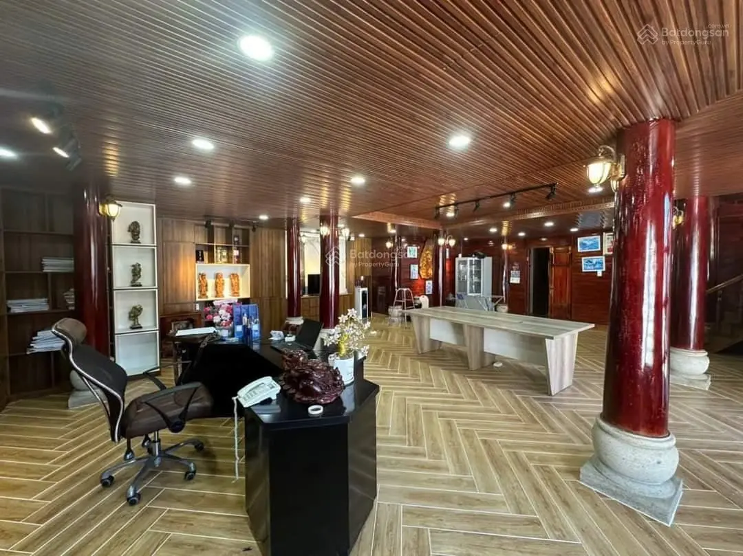 Chính chủ định cư sang nước ngoài cần tiền bán nhanh căn nhà gỗ biệt thự ngay chợ Bình Chánh