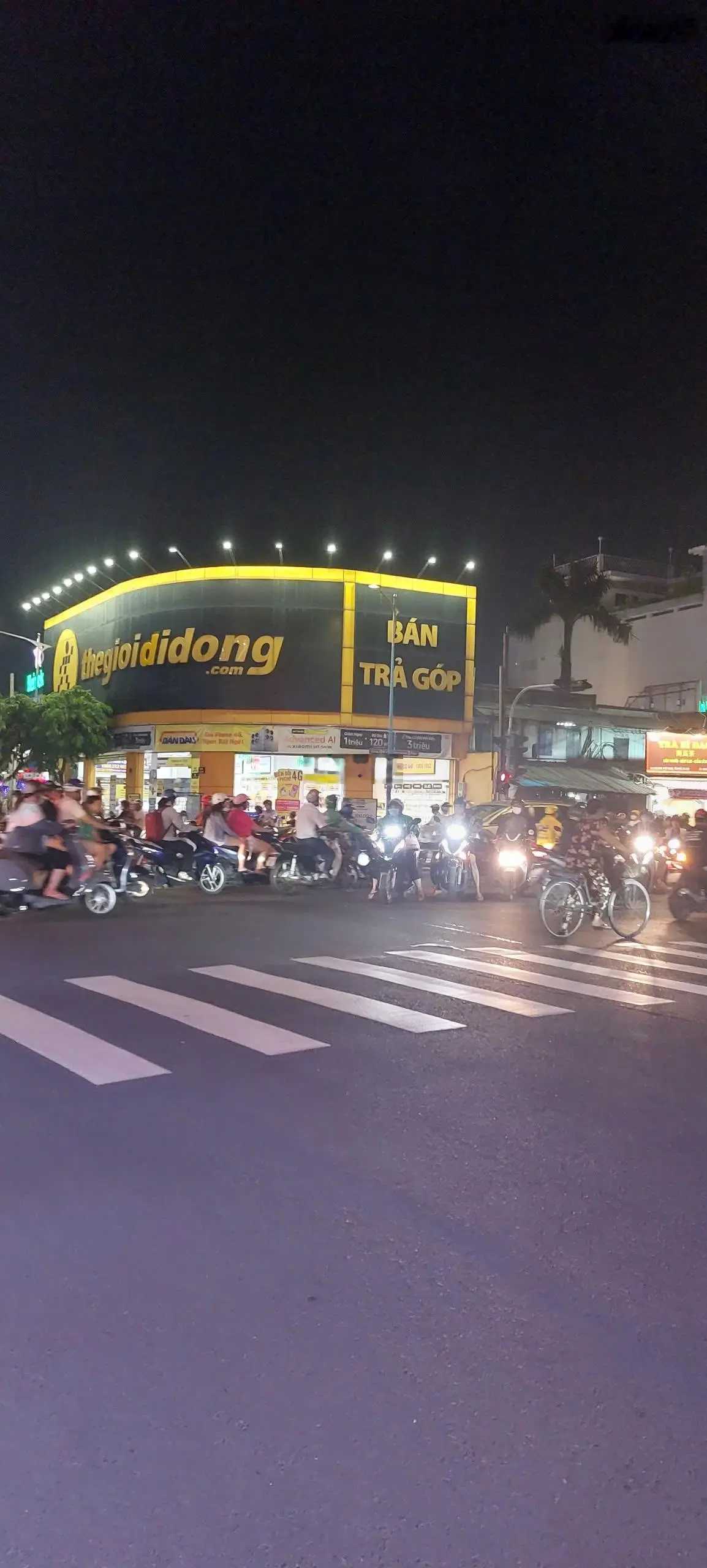 Bán đất lớn. CN: 3850m2. 3 mặt tiền đường Kênh Tân Hoá. DT: 39x100m. Giá: 250 tỷ còn thương lượng