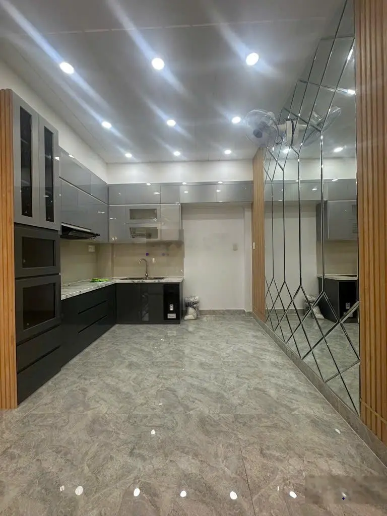 Nhà mới đẹp vào ở ngay, sát Tân Vĩnh Phường 4 Quận 4. 45,7m2, 4 tầng. 4PN, 5WC. Giá: 12,6 tỷ.