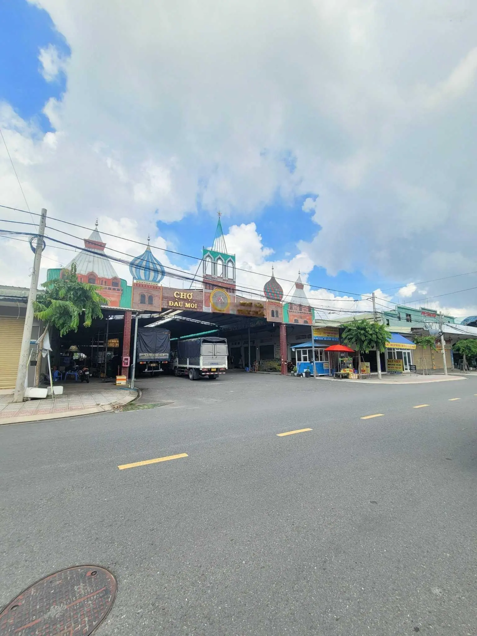 5ty800TL nhà DT lớn 217,7m2 (6,76x32) bán nhà 1 trệt 2 lầu KDC sau lưng chợ Nông Sản Đông Phú