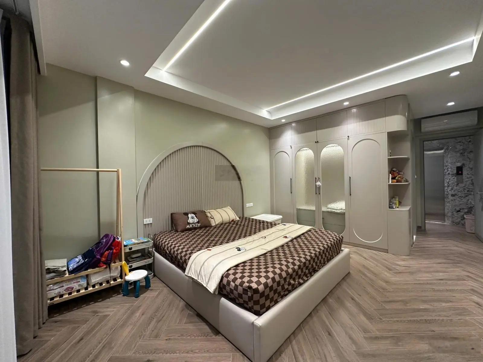Phân lô Ngọc Khánh . Phố Vip quận Ba Đình . 7 tầng thang máy xịn . Siêu siêu đẹp .