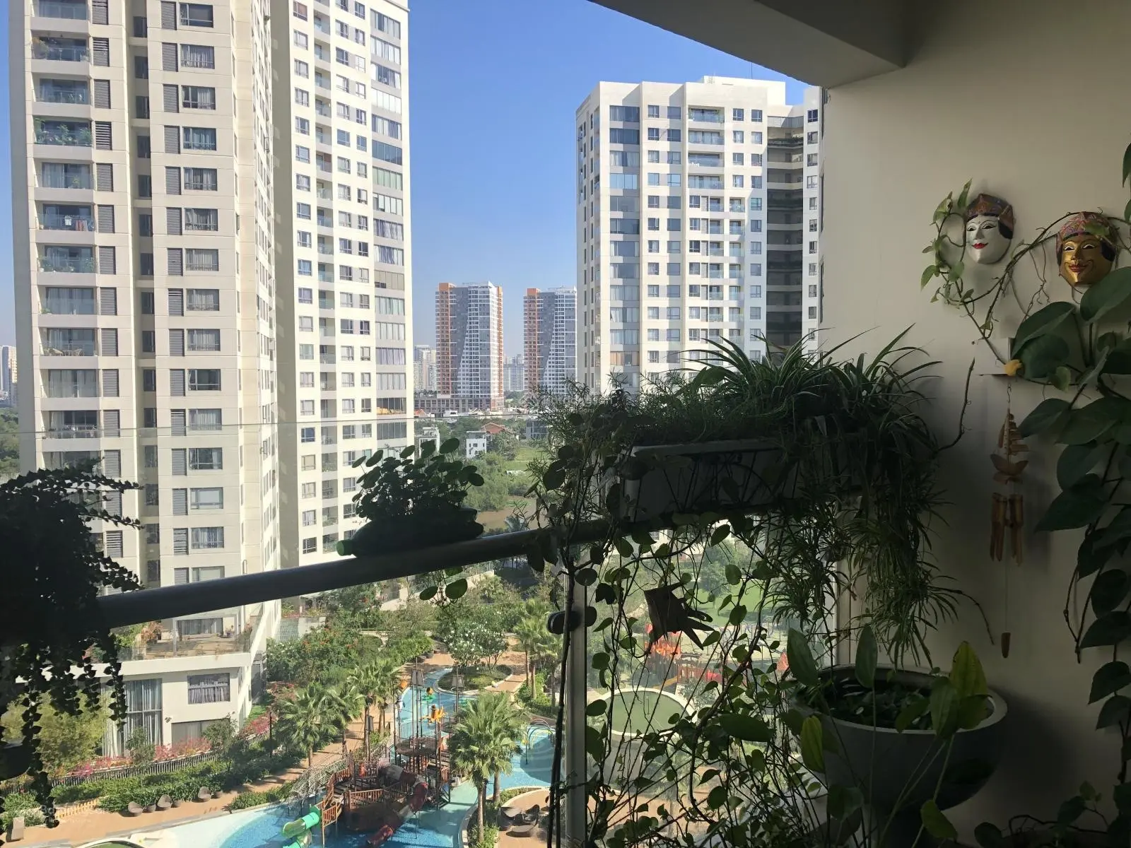 Bán gấp 2PN tháp Bora view trực diện hồ bơi + 1 góc sông- đầy đủ nội thất -chỉ 7.3 tỷ bao thuế phí.