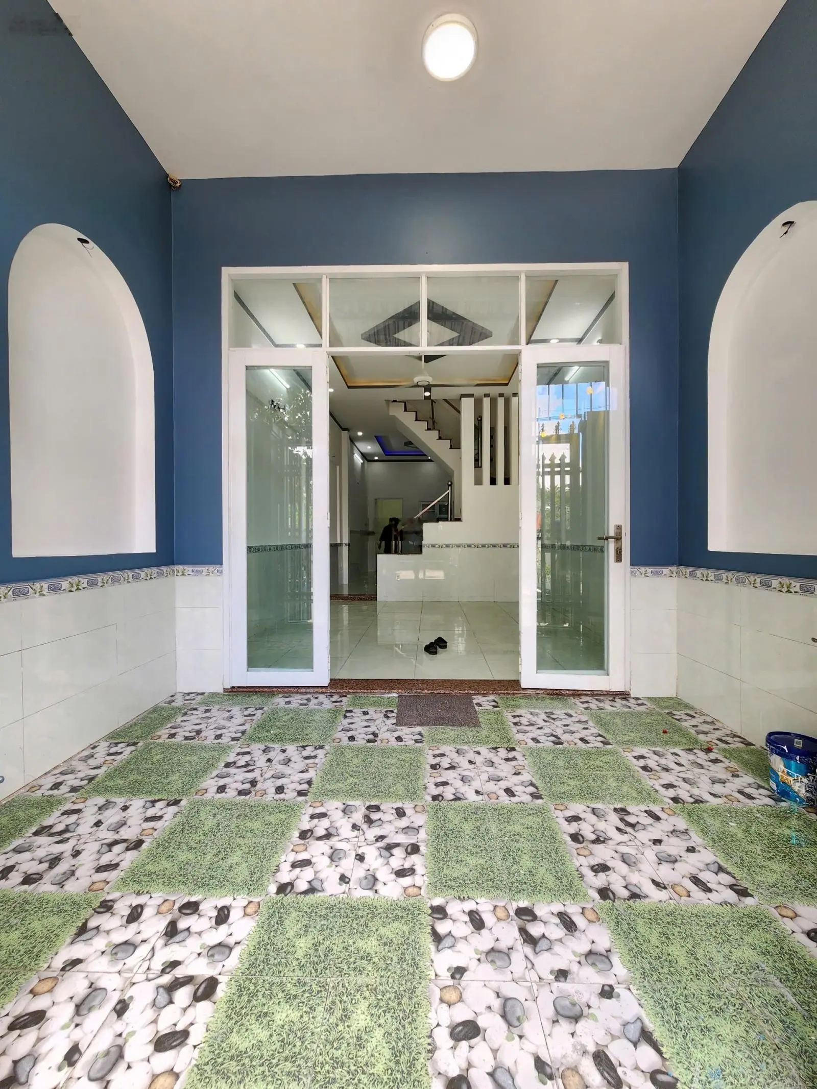 Nhà rẻ 2tỷ890, 63m2 nhà 1 trệt 1 lầu có sân ô tô, phòng ngủ dưới cạnh vòng xoay An Phú, Thuận An