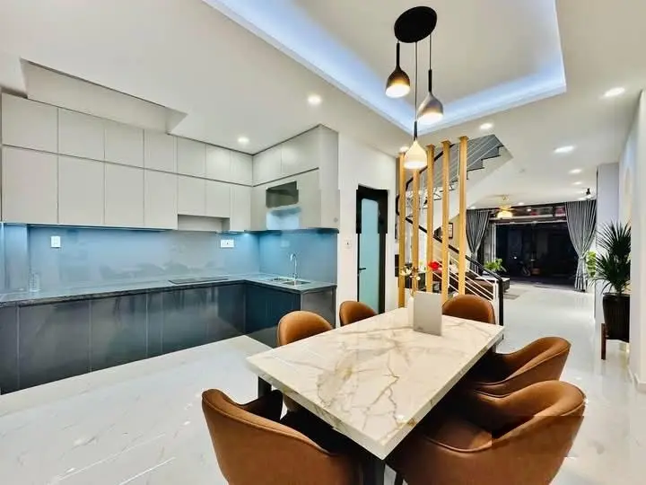 Bán gấp nhà đẹp hẻm xe hơi Đ. CMT8, P15, Q10 .DT: 5,5x17m Full Nội Thất Vào Ở Ngay Giá 4Tỷ 360.