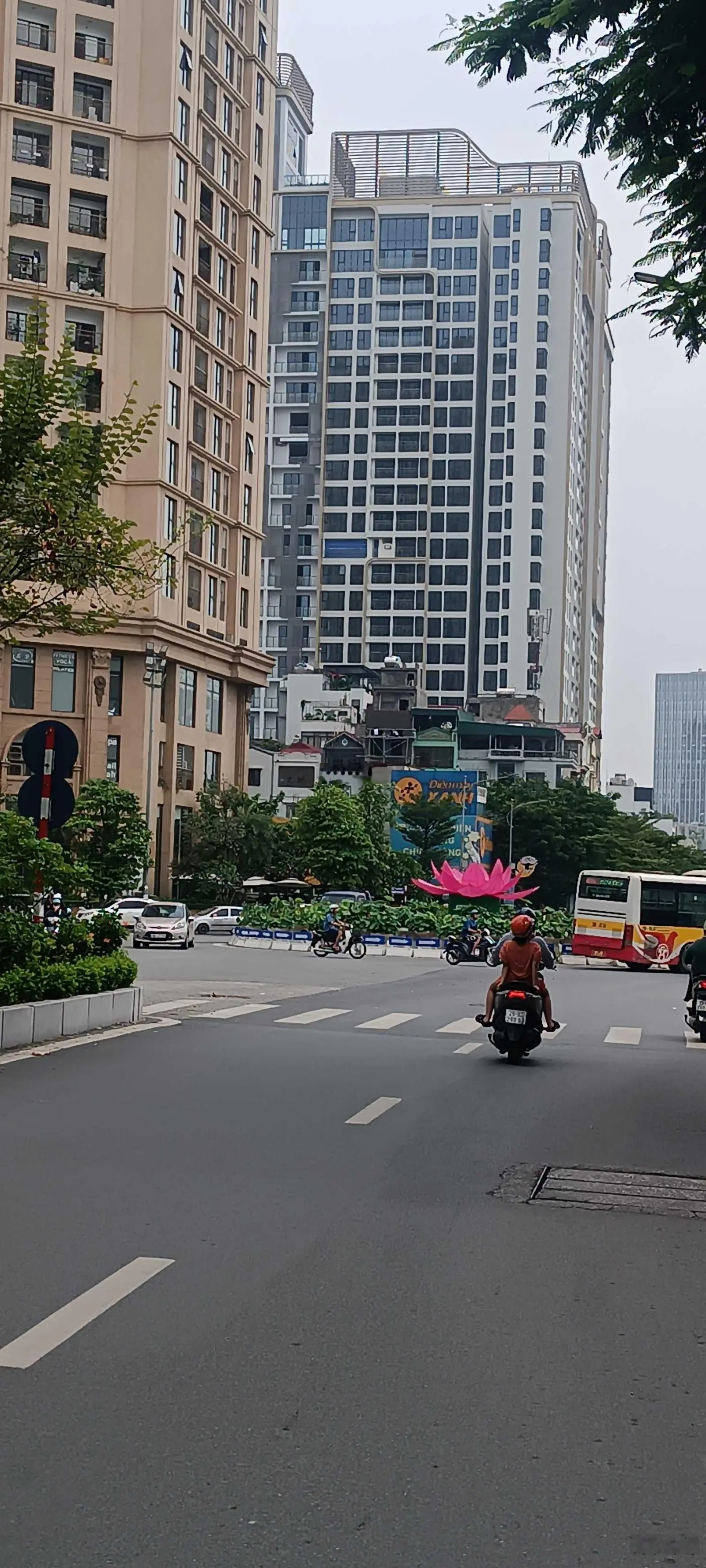 Mặt phố, Lạc Long Quân, quận ủy 200 m, 6m MT (vuông). giá: 60 tỷ. LH em: 0362 889 ***