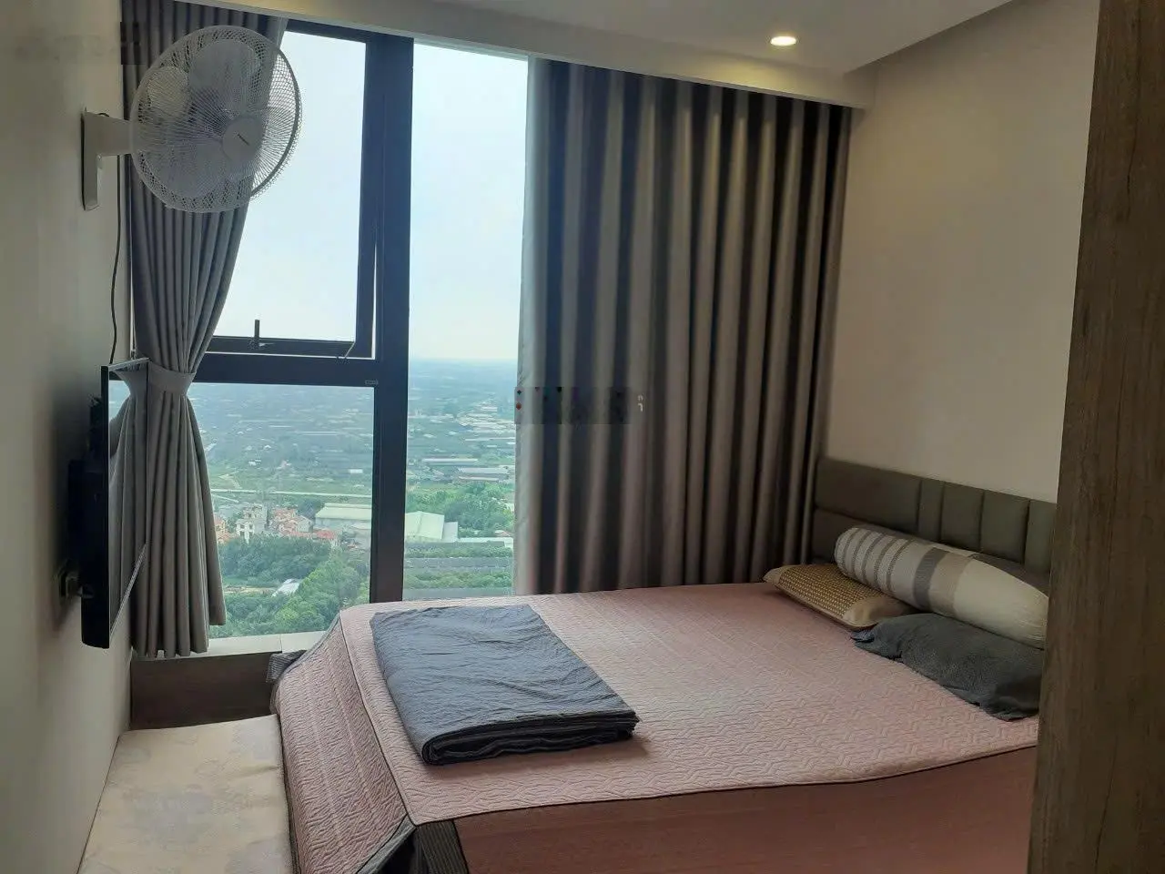 Bán căn Sol Forest Ecopark, 1 ngủ 45m² - đủ đồ, hướng Nam mát mẻ, giá 2,x tỷ bao phí