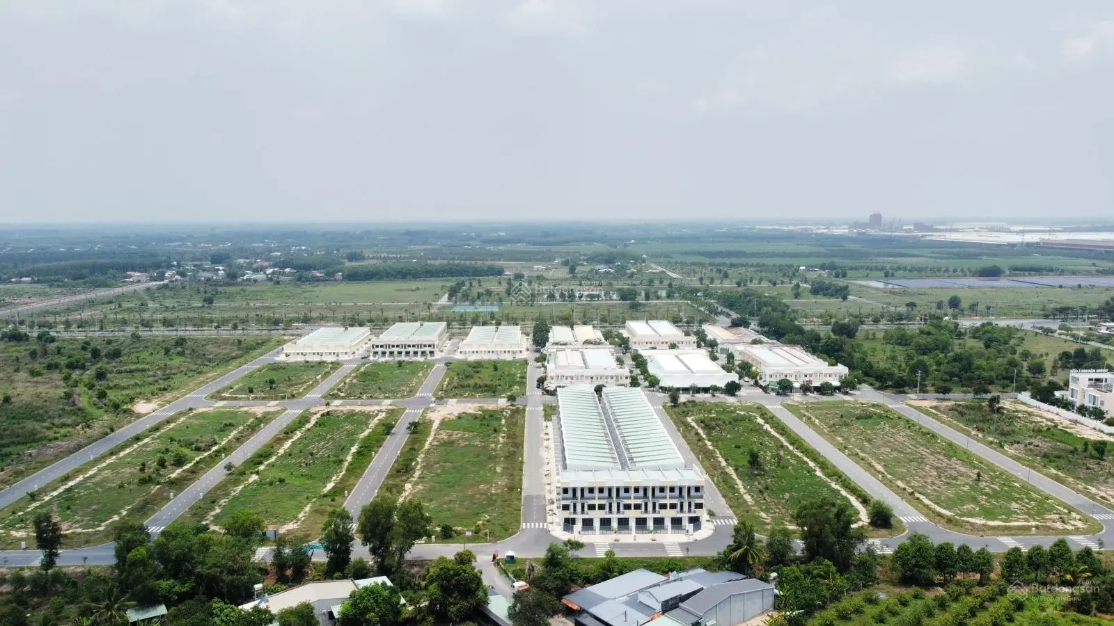 Bán căn nhà phố ngay KCN Phước Đông 65m2 1 trệt 1 lầu sổ sẵn sang tên ngay, ngân hàng cho vay 70%