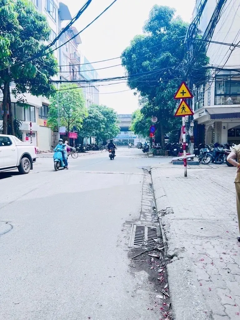 Bán nhà Nguyễn Xiển, ngõ ô tô tránh, nội thất đẹp, mặt tiền rộng, 38m2, 4 tầng, giá 7,2 tỷ
