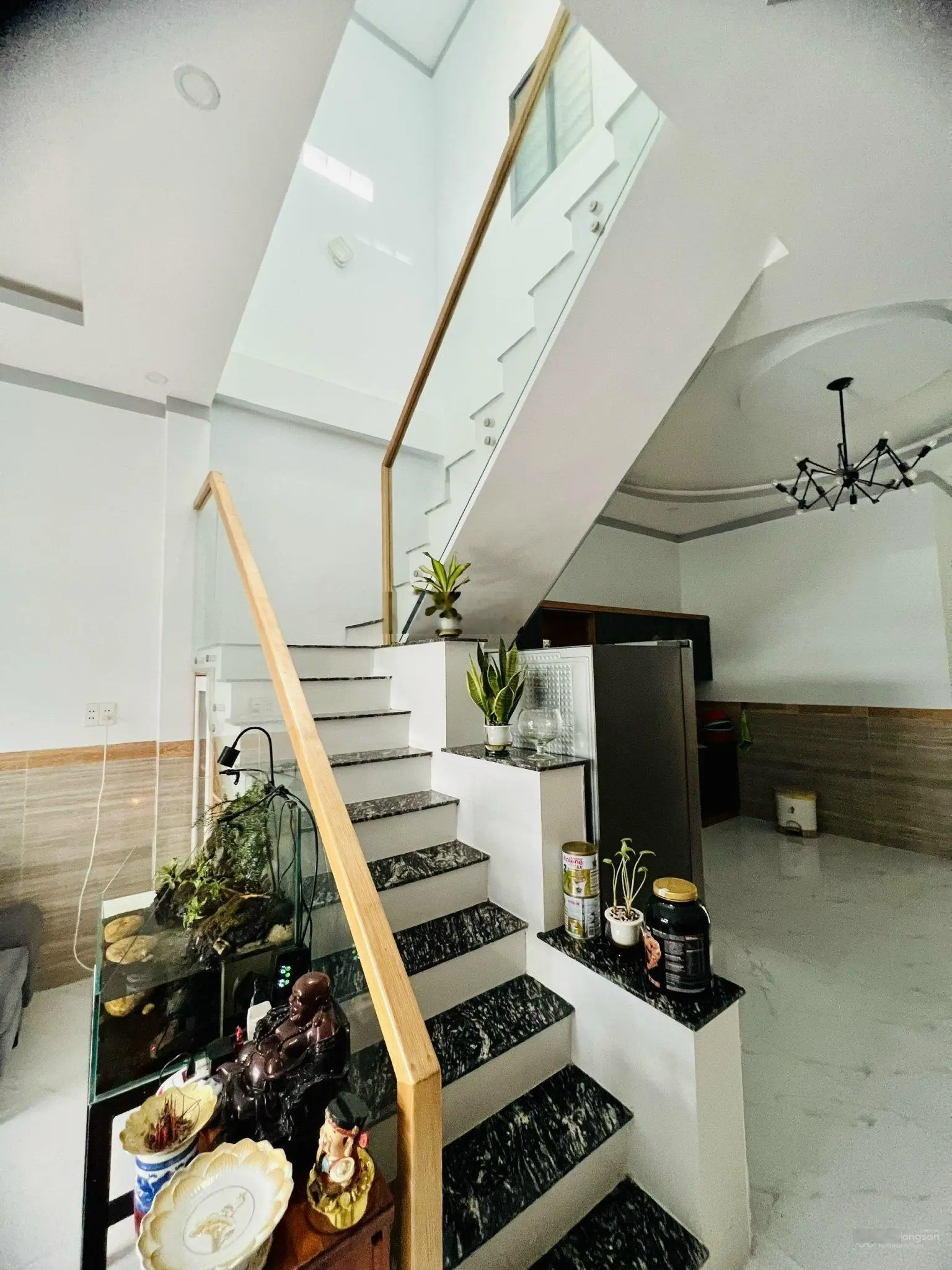 Cần bán căn nhà mới, 1 trệt 1 lầu gần chợ, hồ bơi Phương Nam. Sổ riêng thổ cư giá chỉ 2 tỷ 850
