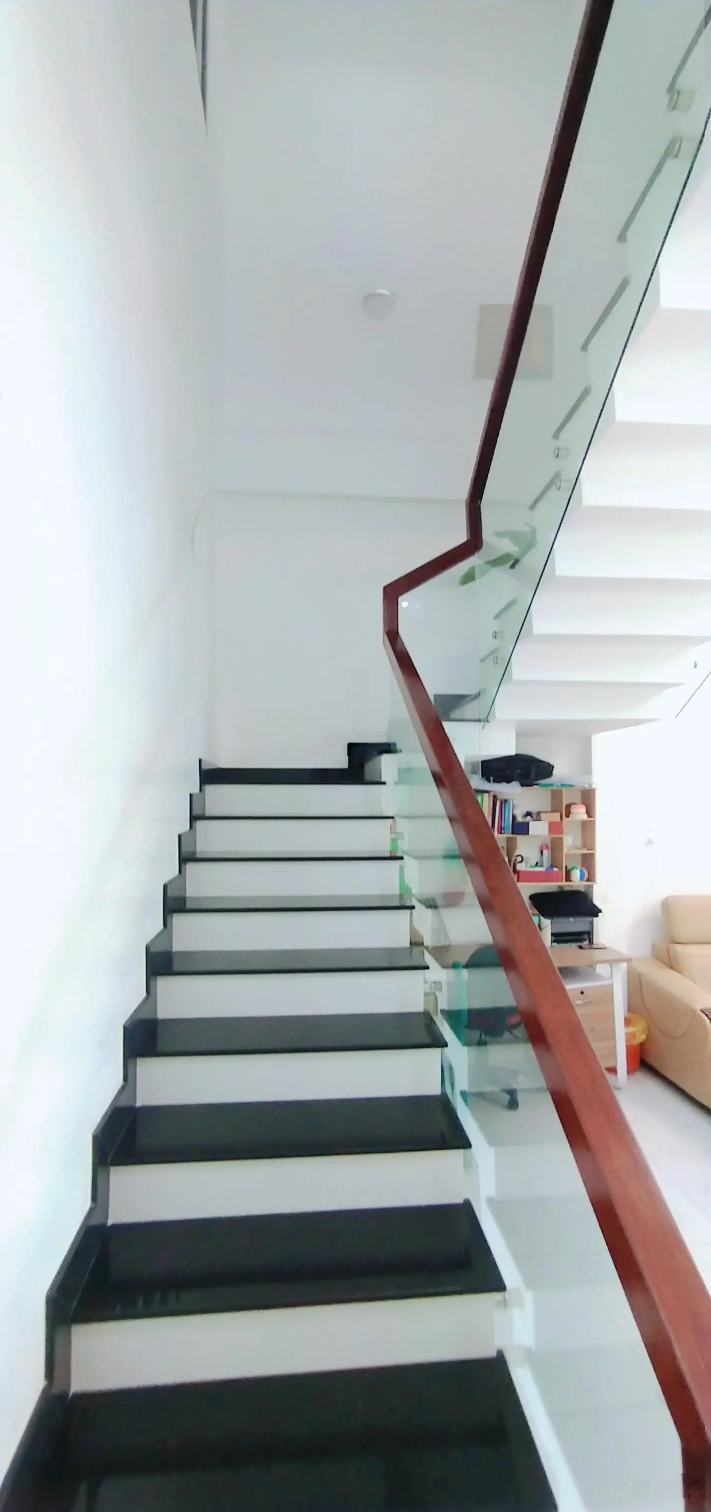 Nhà thiết kế hiện đại 1 trệt 1 lầu, sân thượng, nội thất đầy đủ, lộ giới 16m, phường 1, TP Cà Mau
