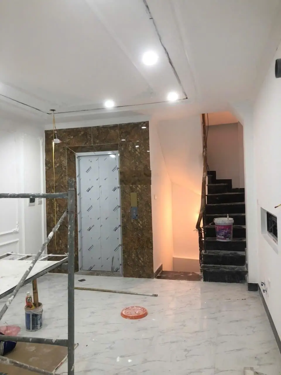 Bán nhà hoàng quốc việt - nhà mới, thang máy nhập khẩu, 50m ra ô tô - liên hệ: 0966 341 545