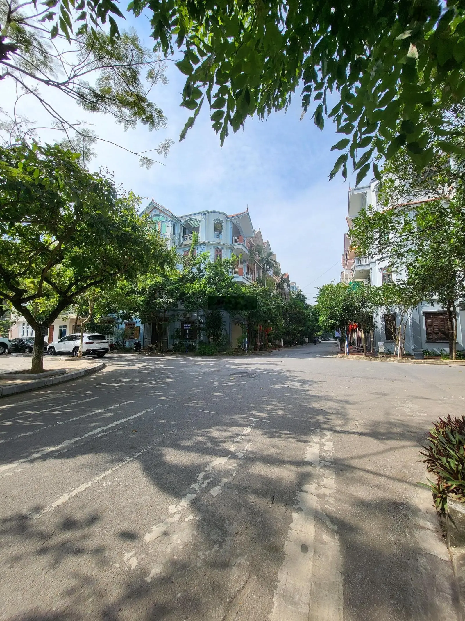 Gia đình cần bán căn nhà 4 tầng lô góc 120m2 ngã tư Trần Bình Trọng với Phạm Thế Hiển