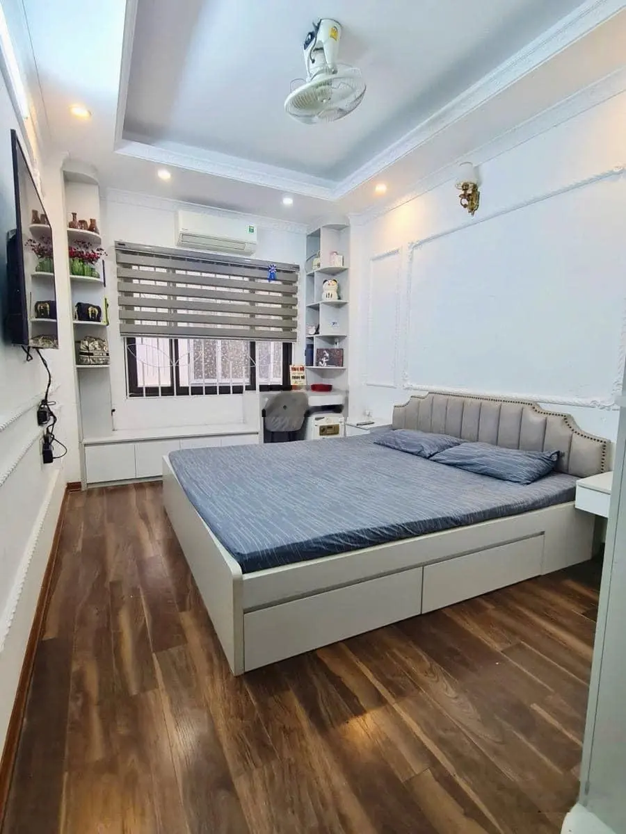 Hiếm hơn vàng - Bán nhà Đội Cấn thang máy - cách ô tô 15m - mặt tiền 8m siêu thoáng - full nội thất