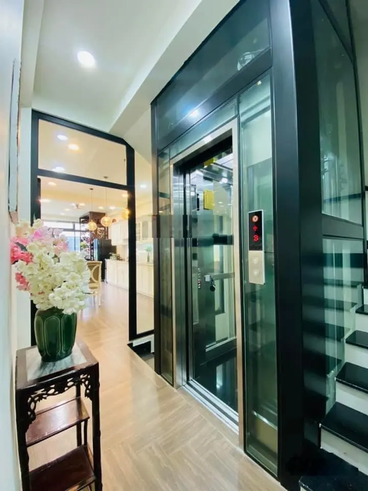 30tỷ phố Trần Nhân Tông nhà mới 38m2 6 tầng mặt tiền 5,2m. Thông sàn, thang máy sịn vị trí đẹp nhất