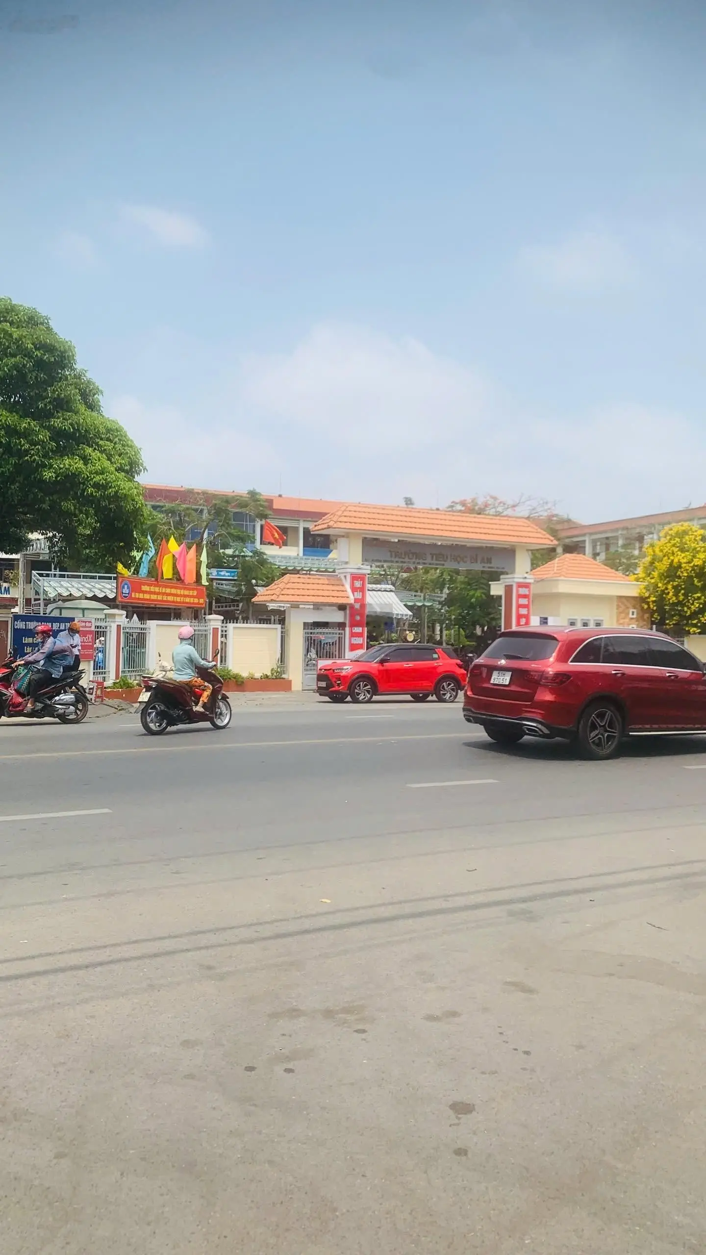Nhà 1 trệt 1 lầu Nguyễn Văn Siêu Dĩ An 83m2, SHR, HXH 3.6 tỷ