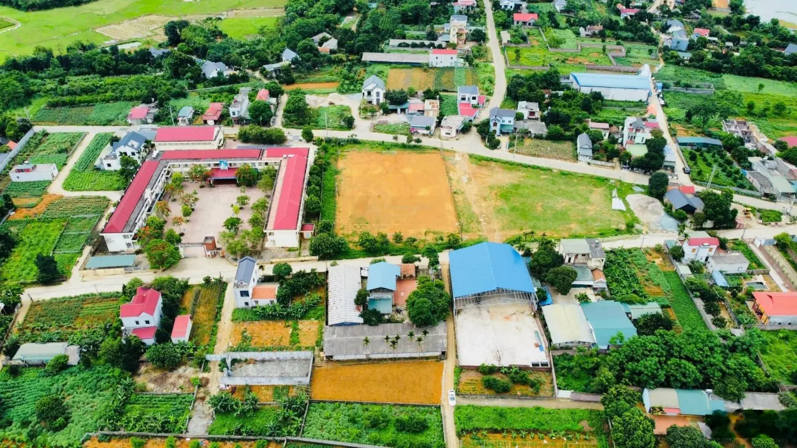 Bán đất 400 m2 ngõ 4.5 m mặt tiền 28 m 2 ô góc 2 MTH