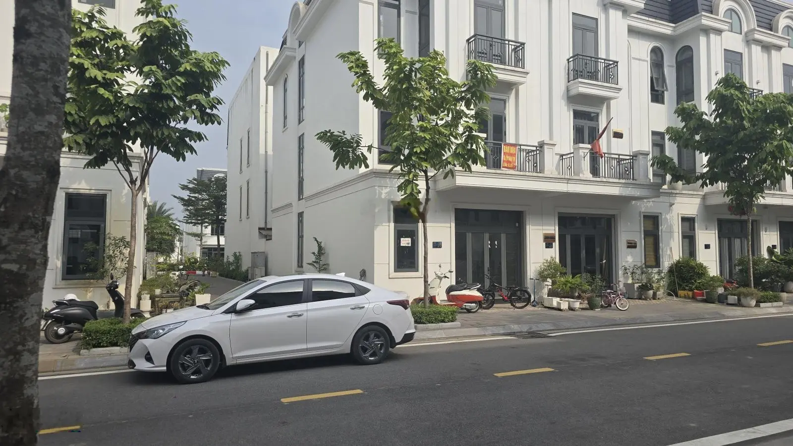 Do chuyển sang Đức sinh sống.Chính chủ em cần bán gấp 2 căn LK vị trí vip nhất tại KĐT Crown Villas