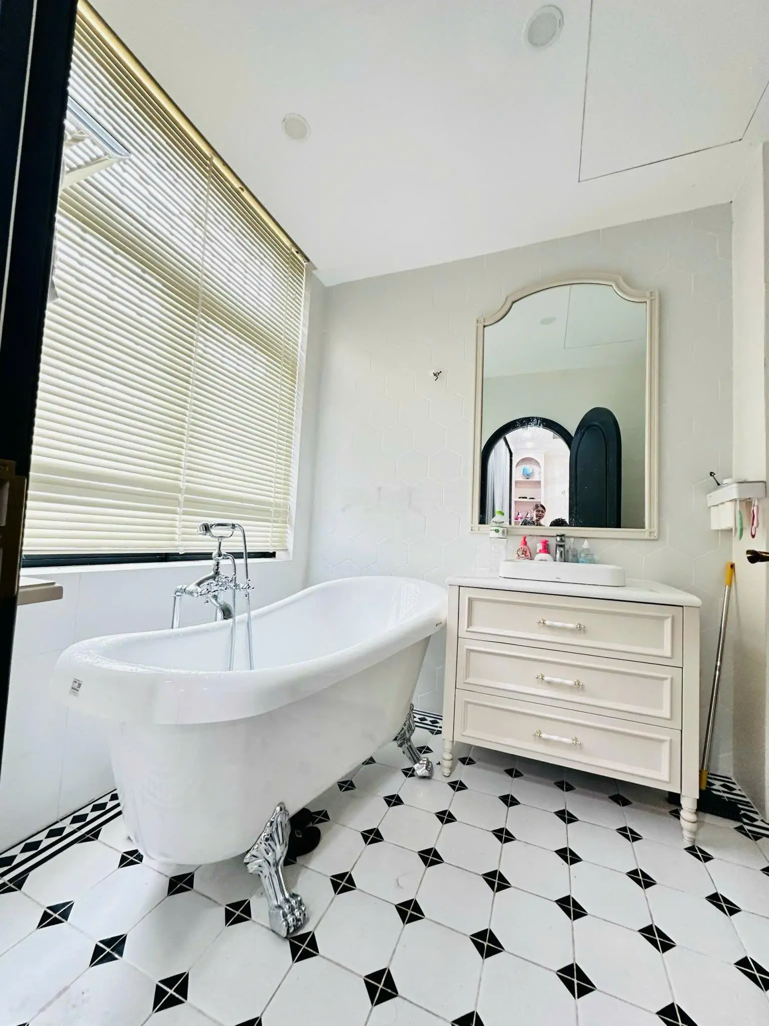 Cần bán nhà phố Vinhomes Grand Park Q9 đã hoàn thiện tặng nội thất