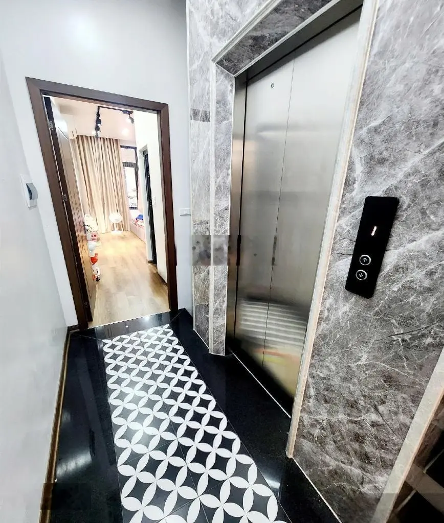 Vị trí đẹp phân lô quân đội ô tô đỗ cửa - gara 7 chỗ vào nhà - 5 tầng thang máy- hbt