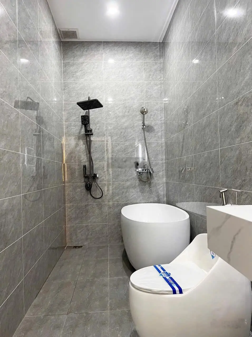 Nhà phố full nội thất tìm chủ mới . 2 lầu 4pn 4 wc tại Tp Thuận An
