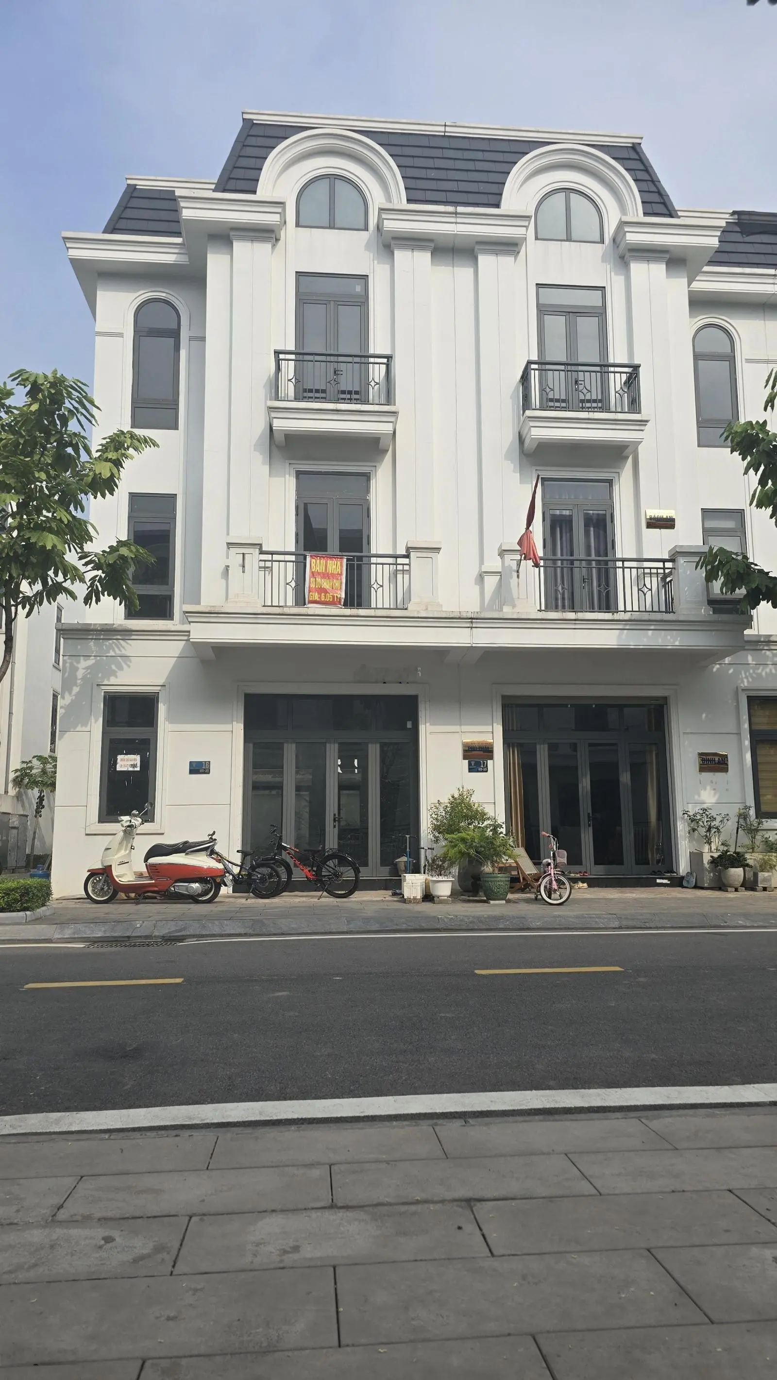 Do chuyển sang Đức sinh sống.Chính chủ em cần bán gấp 2 căn LK vị trí vip nhất tại KĐT Crown Villas