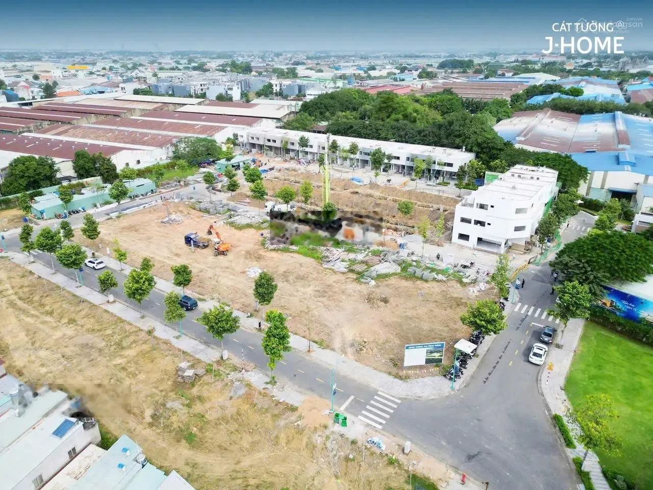 Nhà sổ hồng tiêng, mặt tiền đường DT 743 tp Thuận An, Bình Dương, 1 trệt 2 lầu có sân vườn