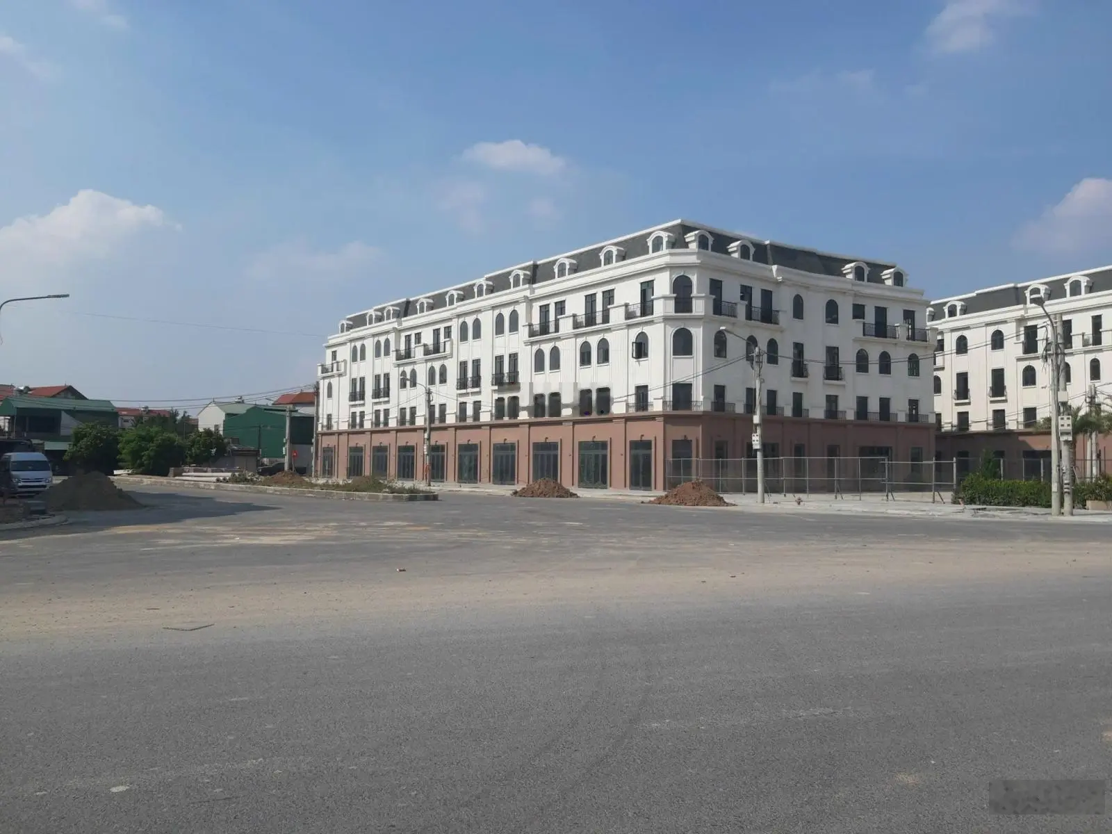 Chính chủ gửi bán DG1 diện tích 80m2 giá chỉ 12X bao phí , sẵn sổ giao dịch. Lh: 0869920481