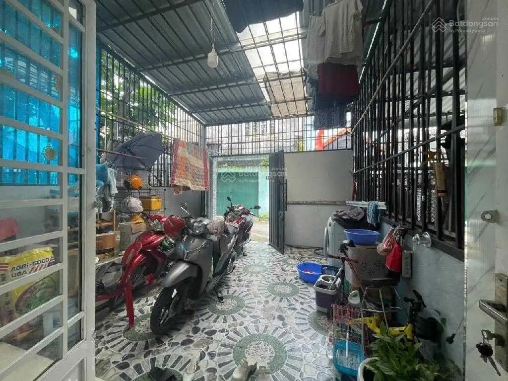 Chủ gửi bán căn nhà ngay chợ Hiệp Bình, 2 PN, DT 80m2, SHR, không lỗi phong thủy, giá 4 tỷ hơn.