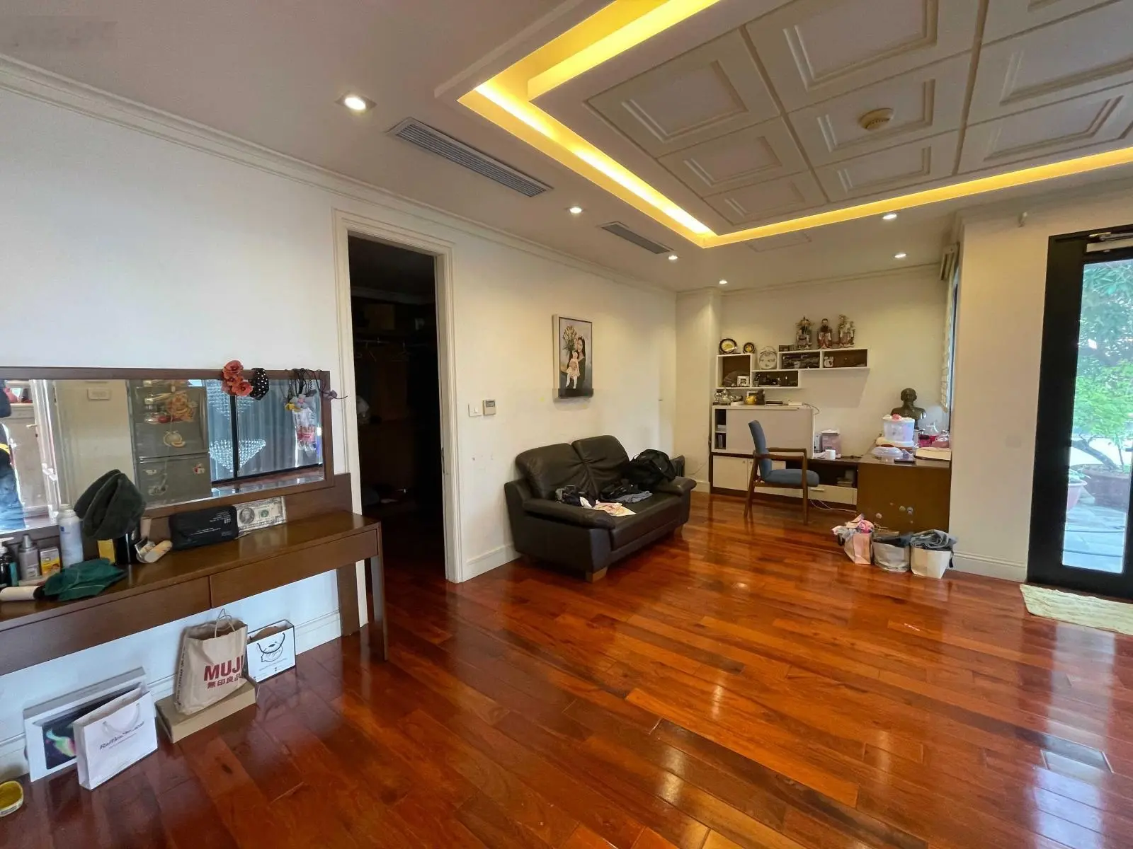 Bán cả căn nhà 6 tầng 420m2, thang máy, hầm để xe view tuyệt đẹp, 2 mặt phố và đi lại thuận tiện