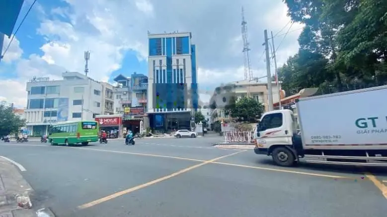 Bán nhà giảm giá mặt tiền quận Phú Nhuận gần sân bay Tân Sơn Nhất 70 m2, 18 tỷ 600