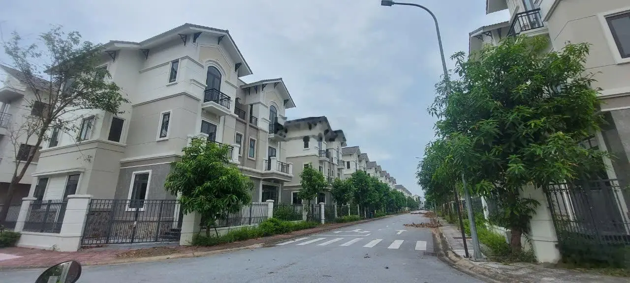 Bán căn biệt thự 3 tầng thiết kế hiện đại sang trọng